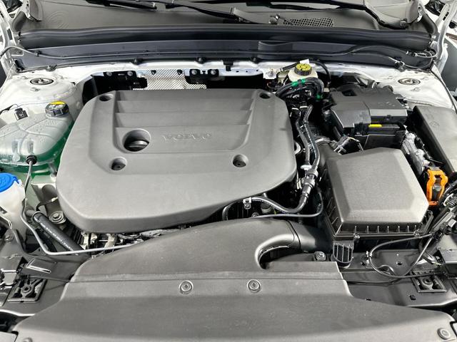 Photo of 2026 Crystal White Volvo XC40