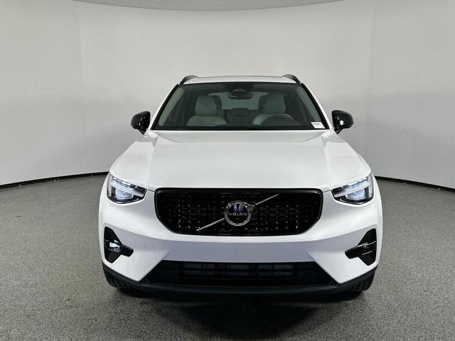 Photo of 2026 Crystal White Volvo XC40