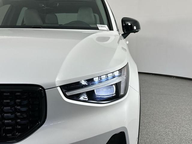 Photo of 2026 Crystal White Volvo XC40