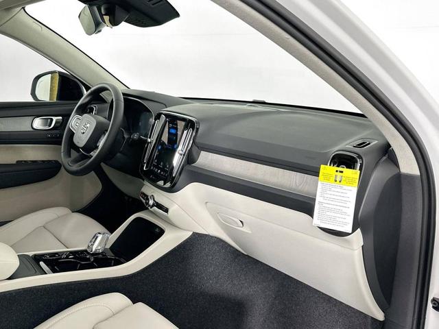 Photo of 2026 Crystal White Volvo XC40