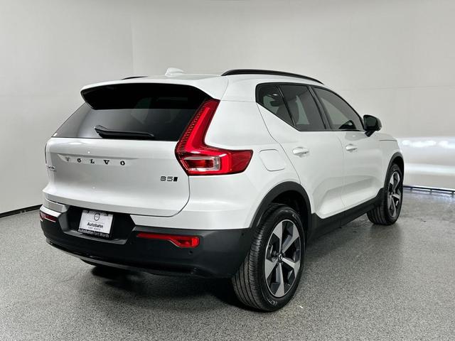 Photo of 2026 Crystal White Volvo XC40