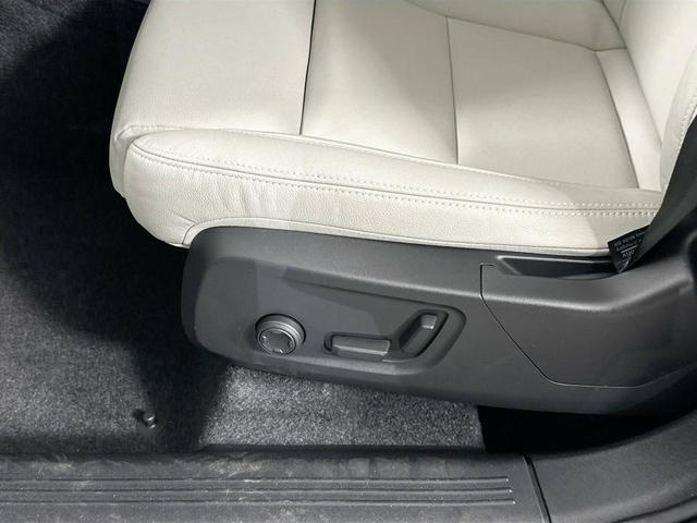 Photo of 2026 Crystal White Volvo XC40