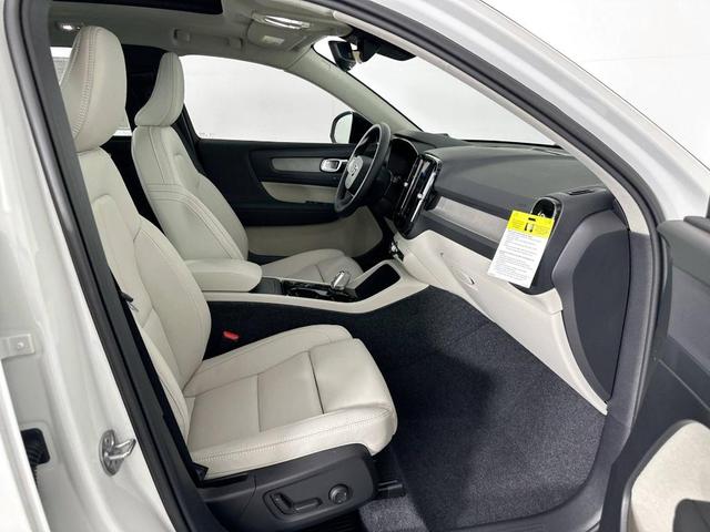 Photo of 2026 Crystal White Volvo XC40