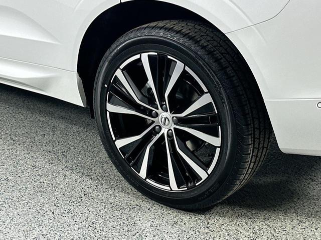 Photo of 2025 Crystal White Metallic Volvo XC60