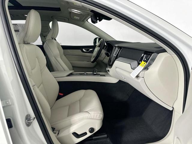 Photo of 2025 Crystal White Metallic Volvo XC60