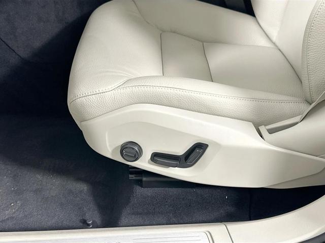 Photo of 2025 Crystal White Metallic Volvo XC60