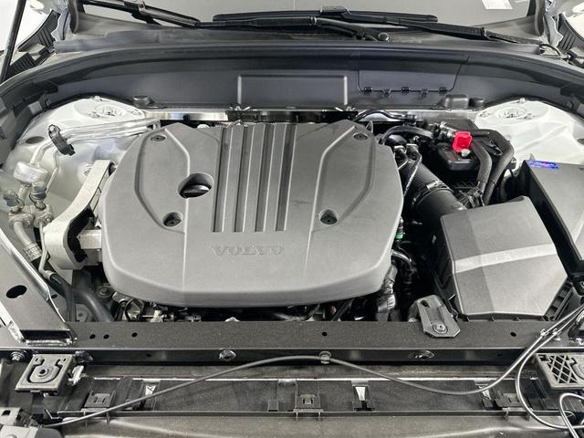 Photo of 2025 Crystal White Metallic Volvo XC60