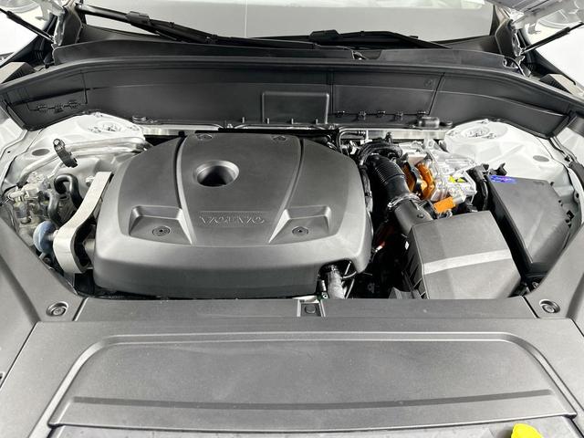 Photo of 2025 Crystal White Metallic Volvo XC90 Plug-In Hybrid