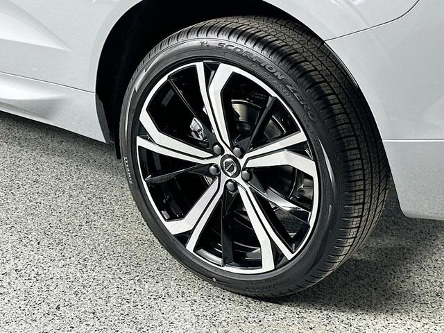 Photo of 2025 Metallic Volvo XC60