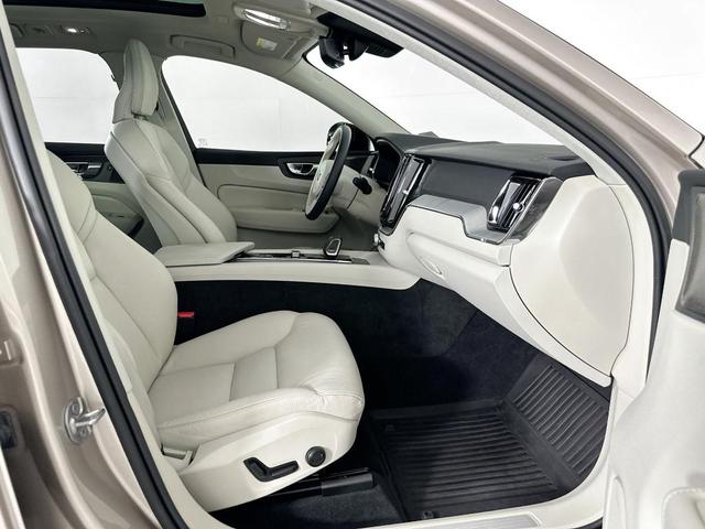 Photo of 2025 Bright Volvo XC60