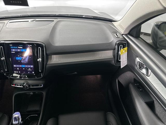 Photo of 2025 Onyx Black Metallic Volvo XC40