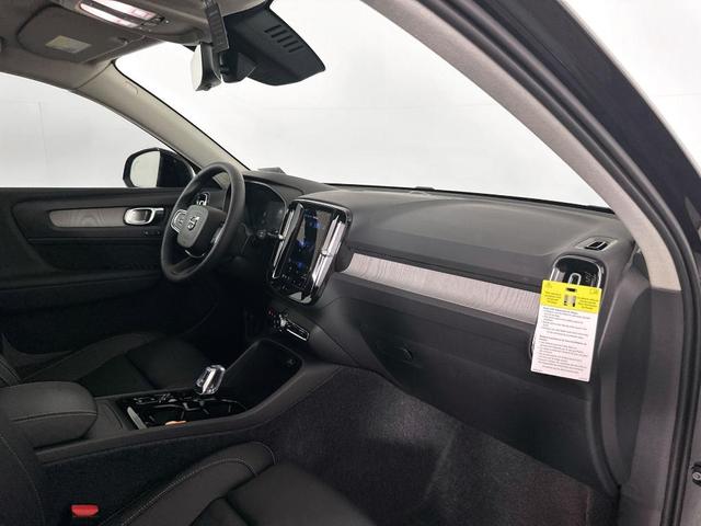 Photo of 2025 Onyx Black Metallic Volvo XC40