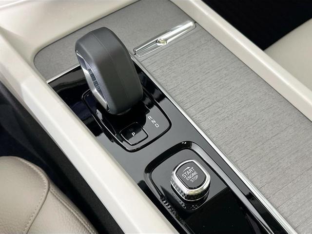 Photo of 2025 Black Volvo XC60 Plug-In Hybrid