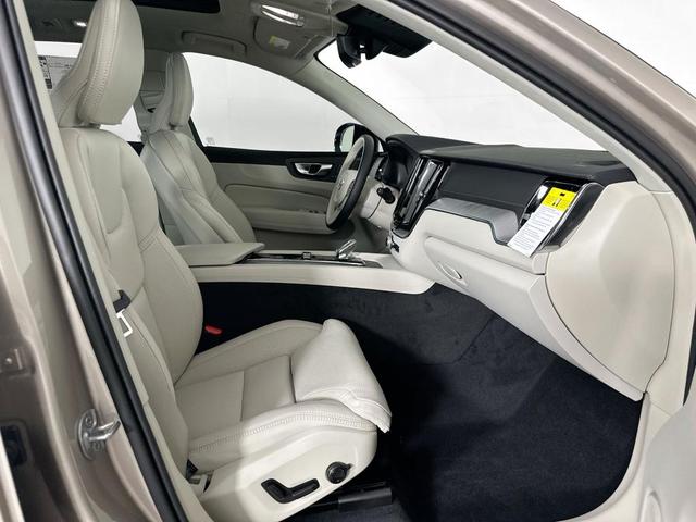 Photo of 2025 Bright Volvo XC60