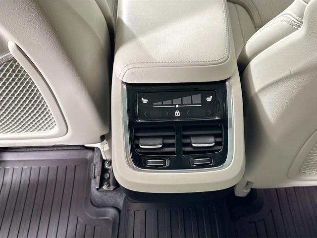 Photo of 2022 Pine Gray Metallic Volvo XC60