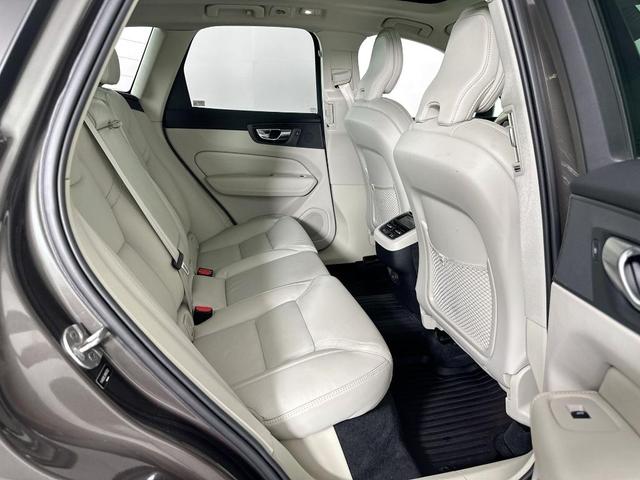 Photo of 2022 Pine Gray Metallic Volvo XC60