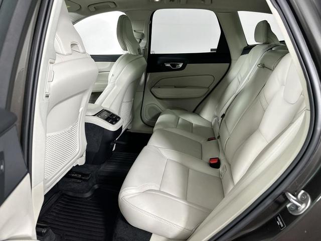 Photo of 2022 Pine Gray Metallic Volvo XC60