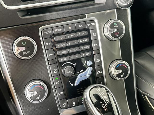 Photo of 2016 Crystal White Pearl Volvo V60