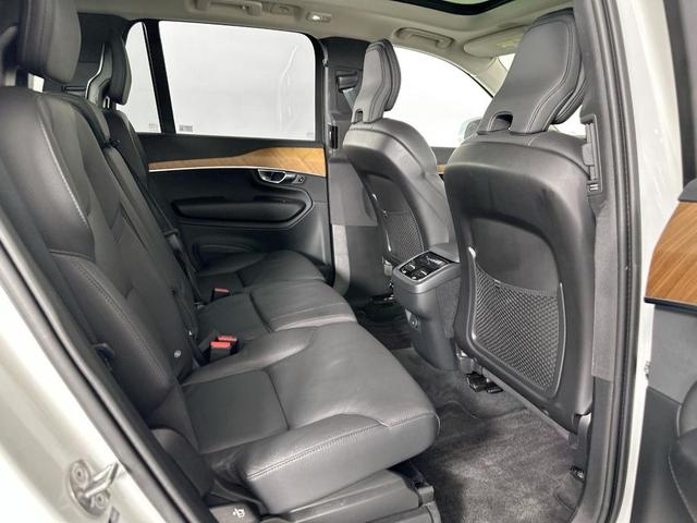 Photo of 2025 Crystal White Volvo XC90