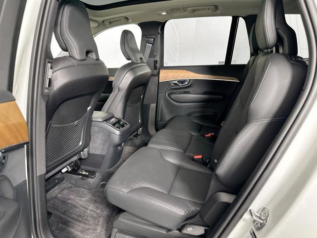 Photo of 2025 Crystal White Volvo XC90