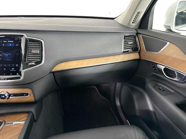 Photo of 2025 Crystal White Volvo XC90