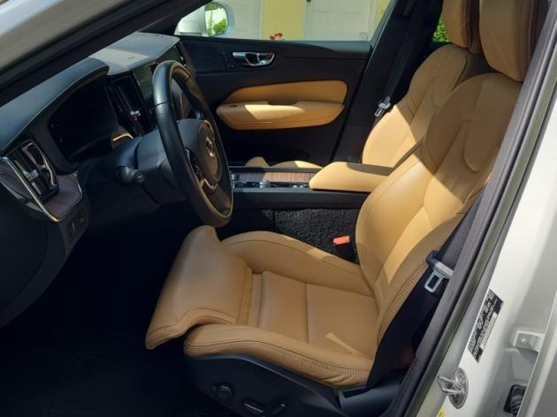 Photo of 2022 Ice White Volvo XC60