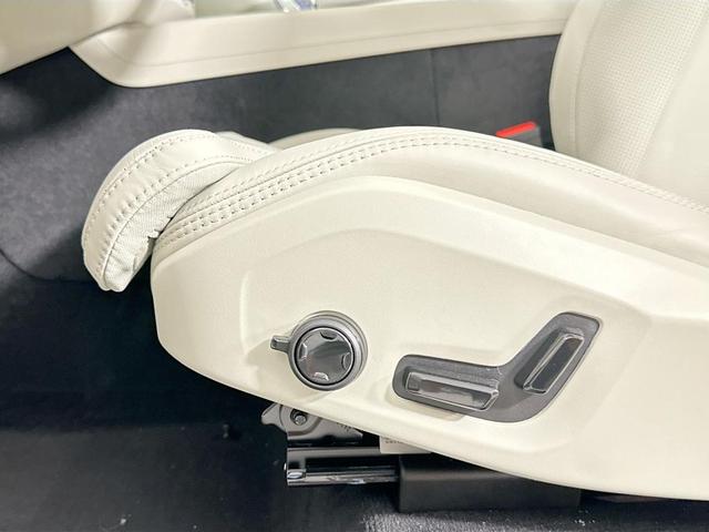Photo of 2025 Gray Volvo XC60 Plug-In Hybrid