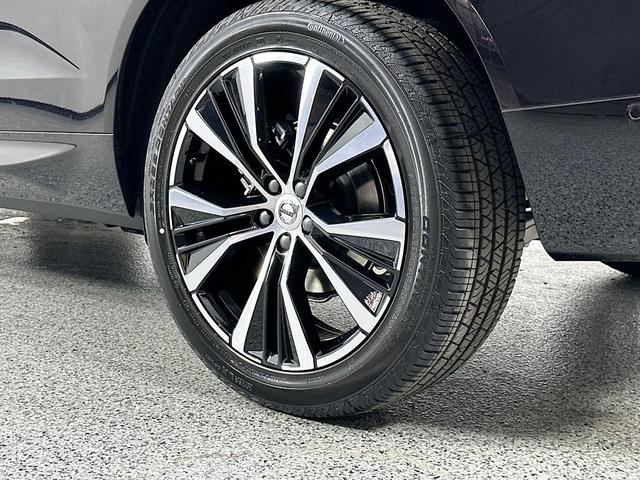 Photo of 2025 Onyx Black Metallic Volvo XC60