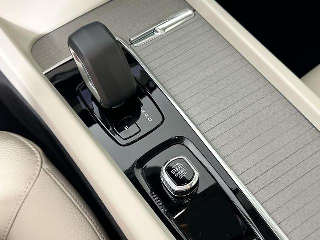 Photo of 2025 Onyx Black Metallic Volvo XC60