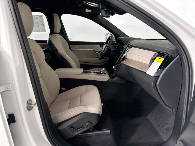 Photo of 2025 Crystal White Metallic Volvo XC90
