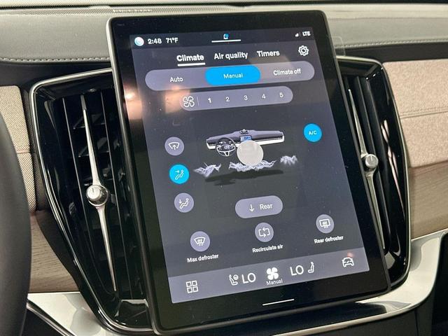 Photo of 2025 Crystal White Metallic Volvo XC90