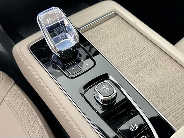 Photo of 2025 Crystal White Metallic Volvo XC90