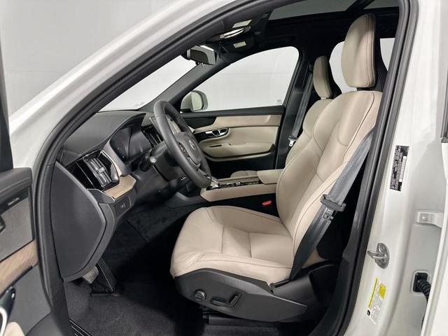 Photo of 2025 Crystal White Metallic Volvo XC90
