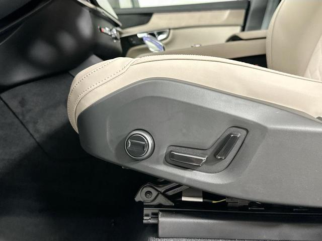 Photo of 2025 Crystal White Metallic Volvo XC90