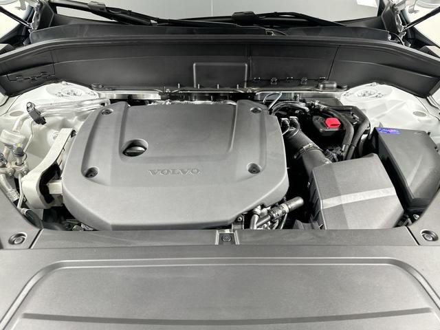 Photo of 2025 Crystal White Metallic Volvo XC90