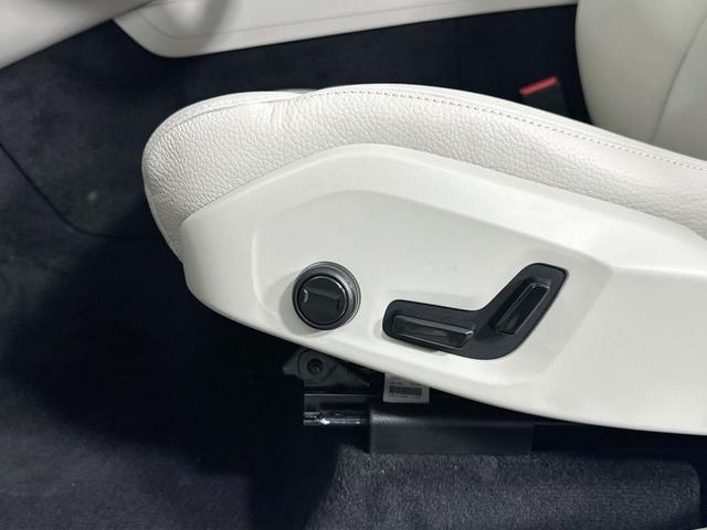 Photo of 2025 Crystal White Metallic Volvo XC60 Plug-In Hybrid