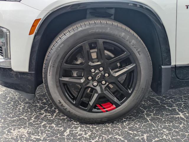 Photo of 2023 Iridescent Pearl Tricoat Chevrolet Traverse