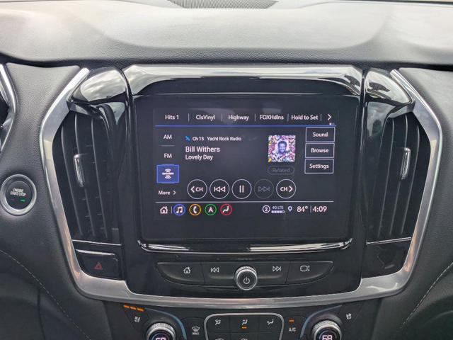 Photo of 2023 Iridescent Pearl Tricoat Chevrolet Traverse