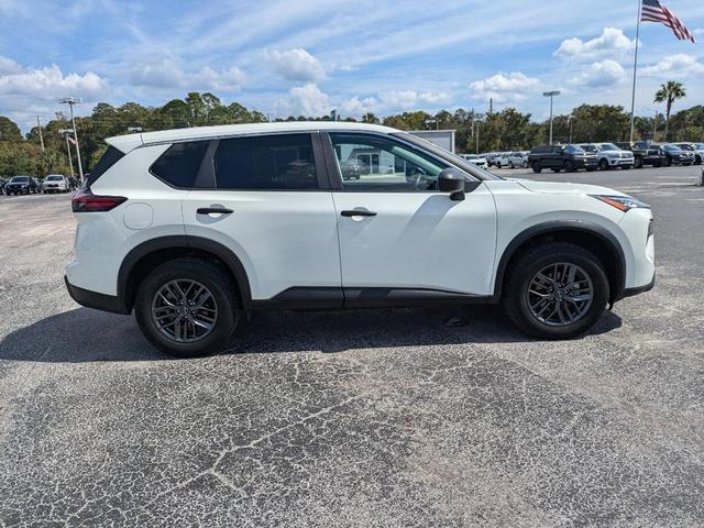 Photo of 2024 Glacier White Nissan Rogue
