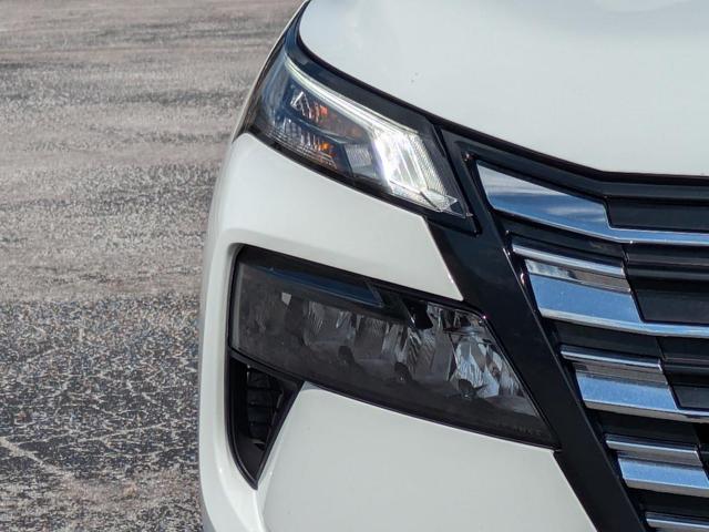 Photo of 2024 Glacier White Nissan Rogue