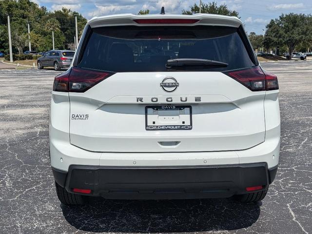 Photo of 2024 Glacier White Nissan Rogue