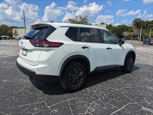 Photo of 2024 Glacier White Nissan Rogue