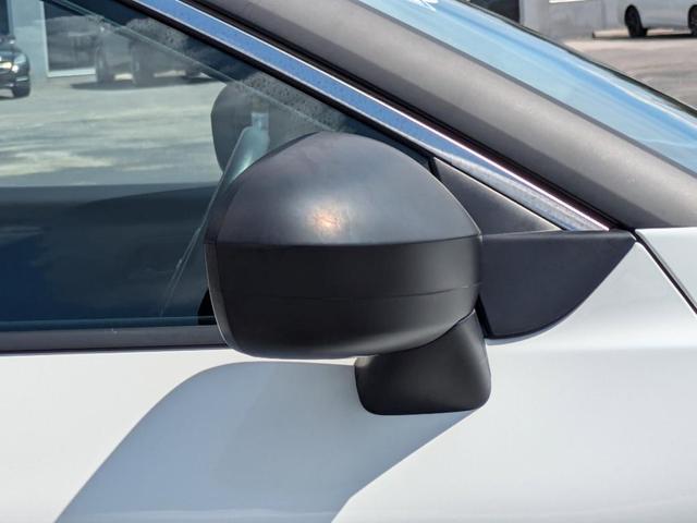 Photo of 2024 Glacier White Nissan Rogue