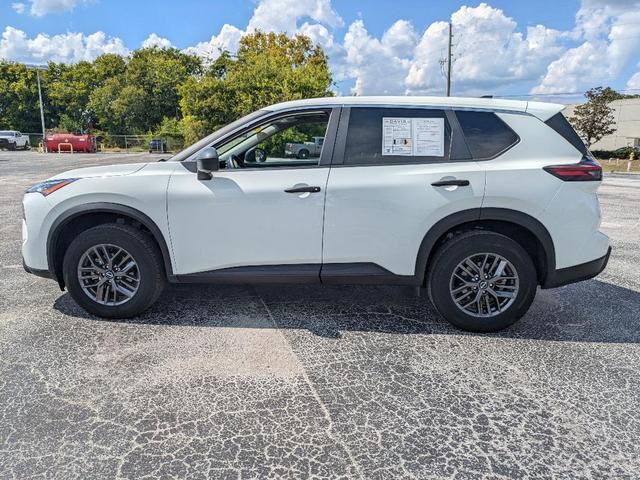 Photo of 2024 Glacier White Nissan Rogue