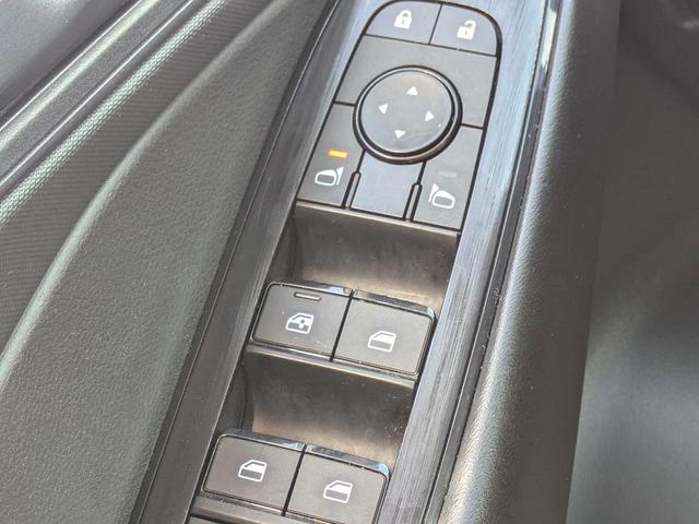 Photo of 2024 Glacier White Nissan Rogue
