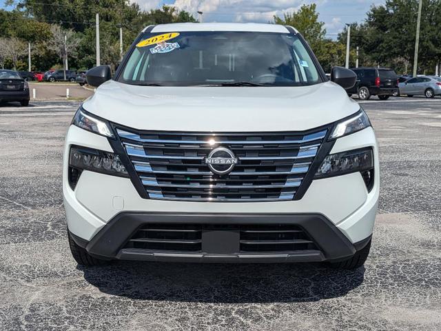 Photo of 2024 Glacier White Nissan Rogue