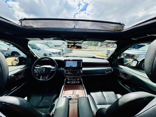 Photo of 2022 Infinite Black Metallic Clearcoat Lincoln Navigator