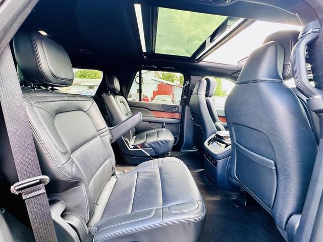 Photo of 2022 Infinite Black Metallic Clearcoat Lincoln Navigator