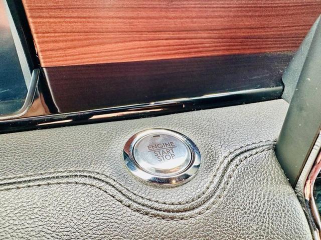 Photo of 2022 Infinite Black Metallic Clearcoat Lincoln Navigator