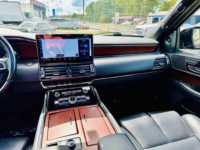 Photo of 2022 Infinite Black Metallic Clearcoat Lincoln Navigator